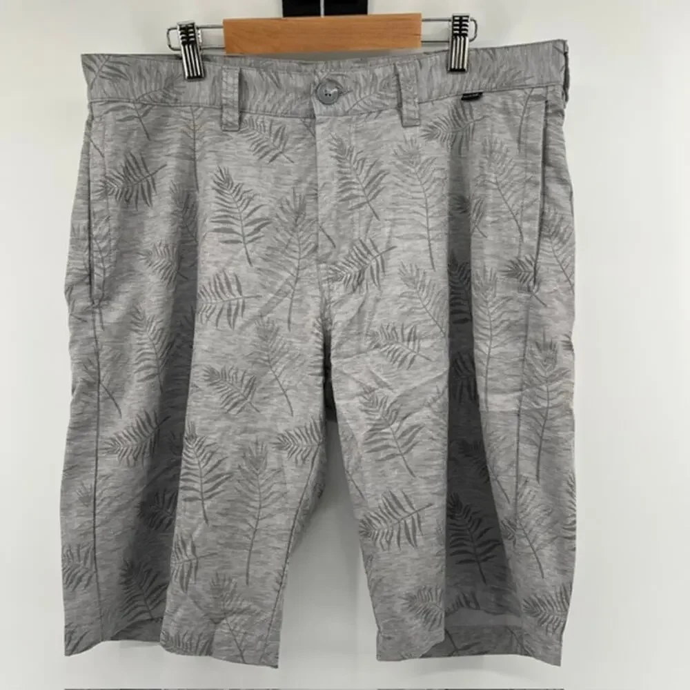 Travis Mathew Performance Golf Chino Shorts Mens 33 Gray Tropical Fern Print